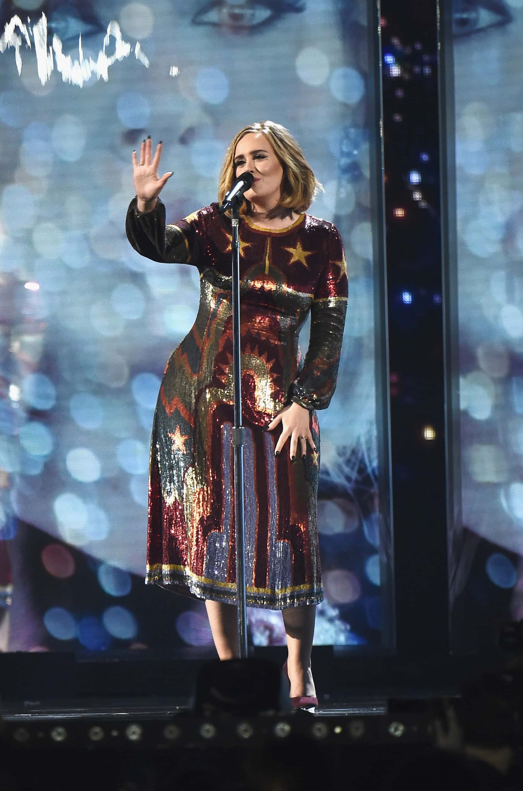 Adele biểu diễn ở BRIT 2016