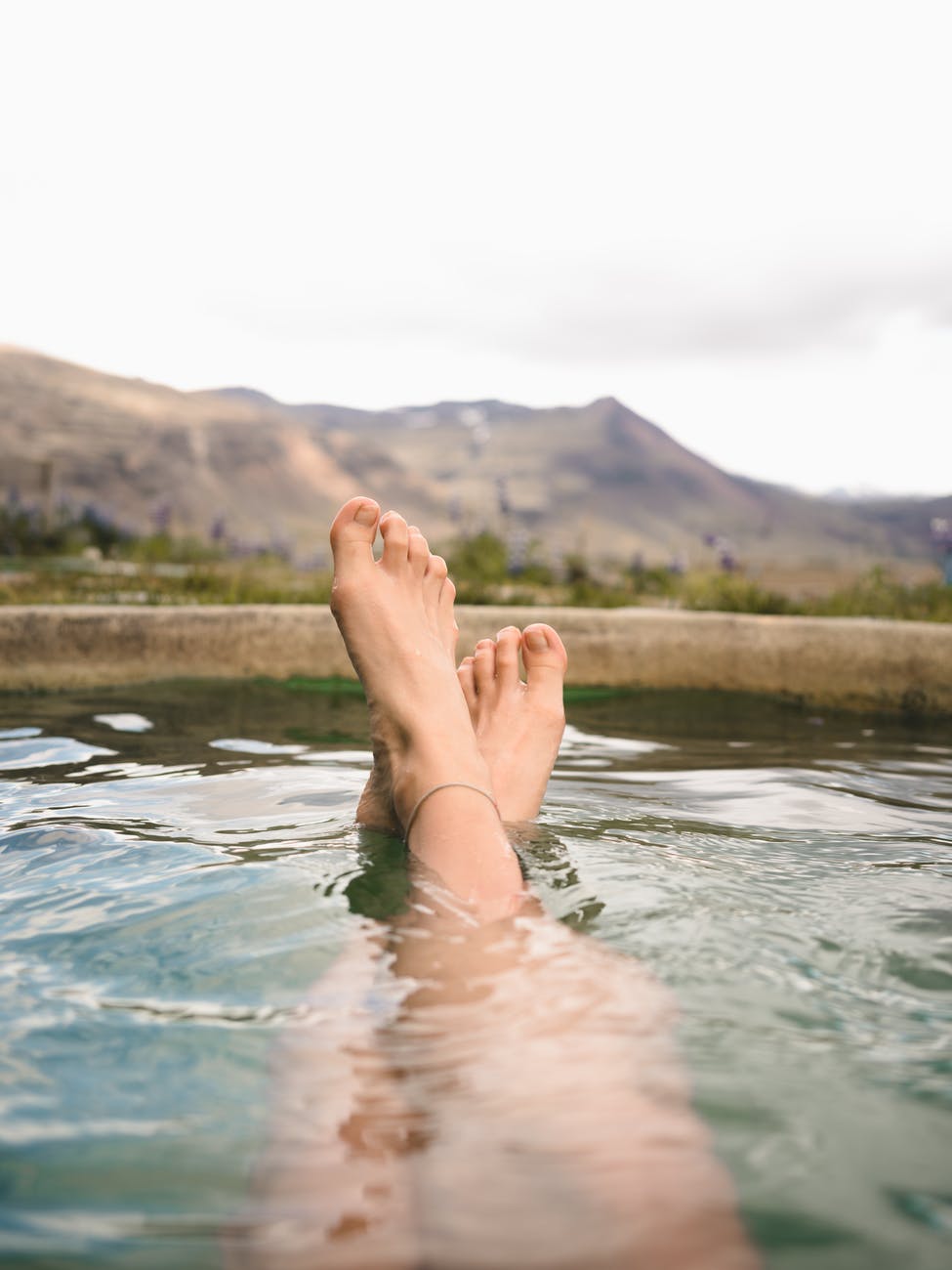 ngâm chân với nước nóng là thói quen giúp thư giãn và tốt cho sức khỏe
