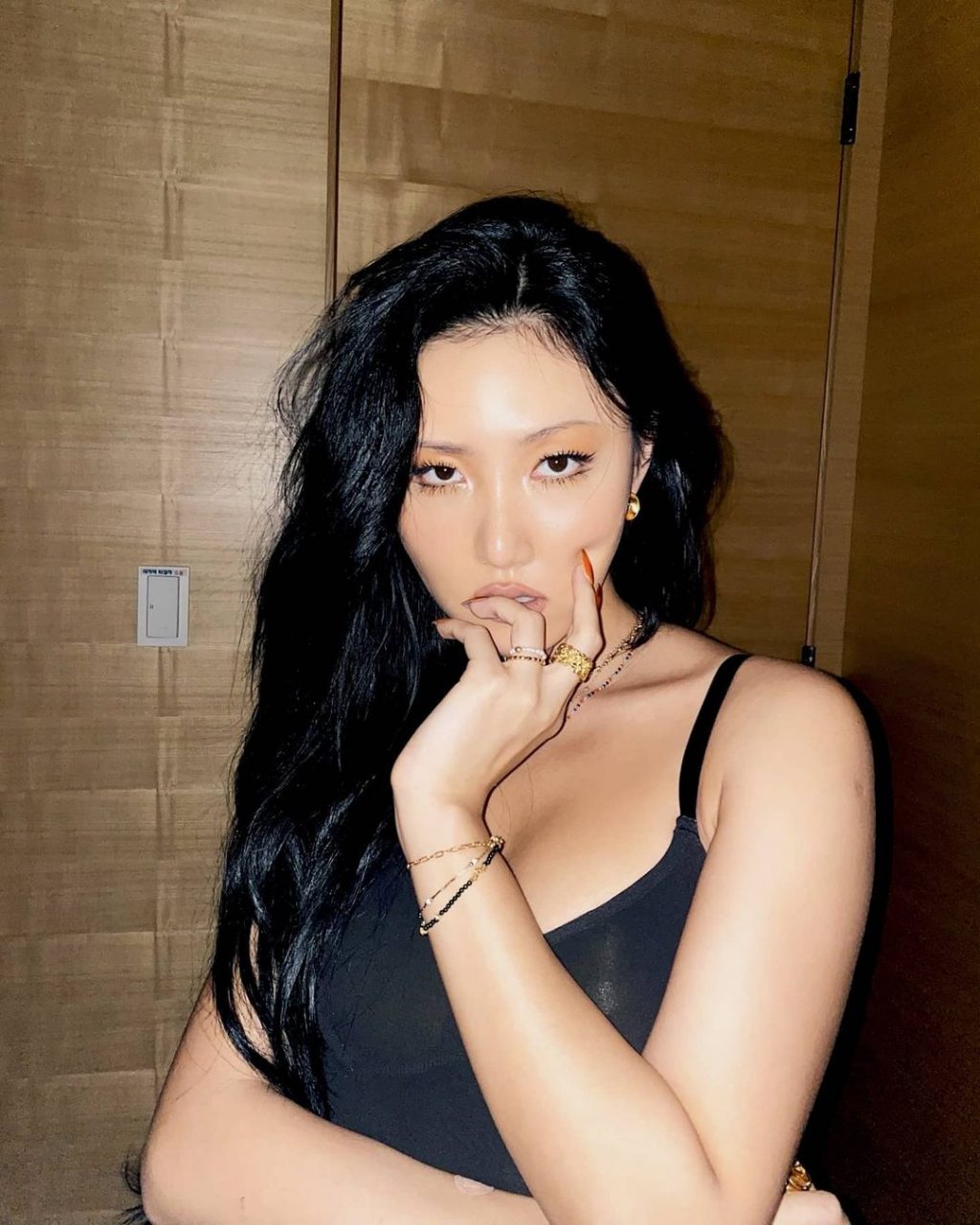 nữ idol Hwasa với vẻ đẹp cá tính và sắc sảo