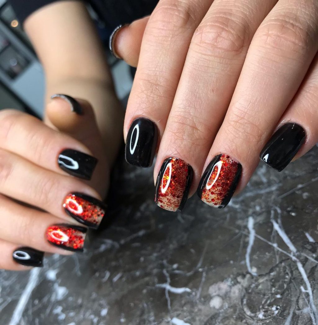 Mẫu nail tông đen quyến rũ và bí ẩn