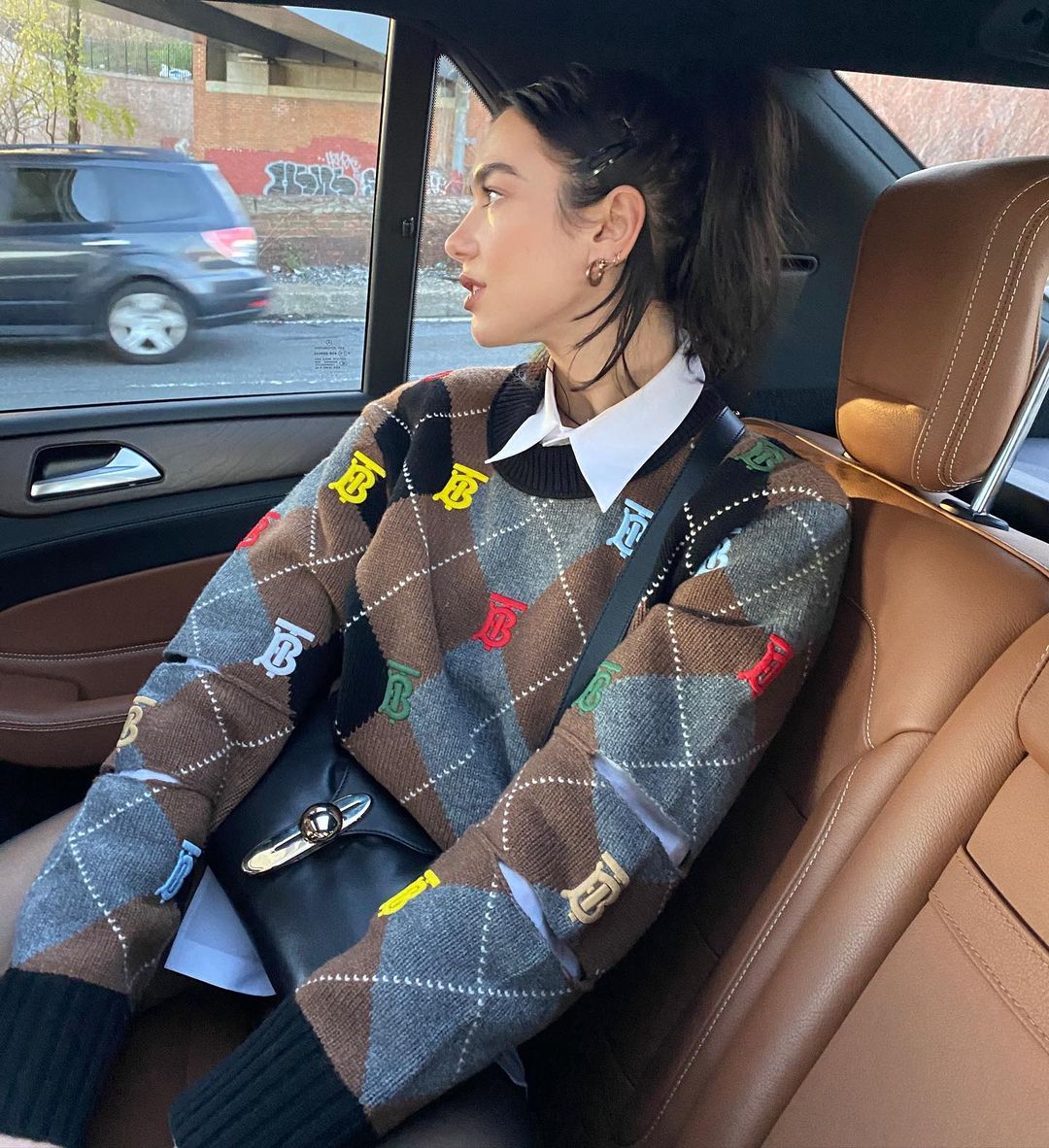 dua lipa mặc sweater