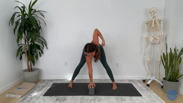 Động tác yoga tốt cho lưng