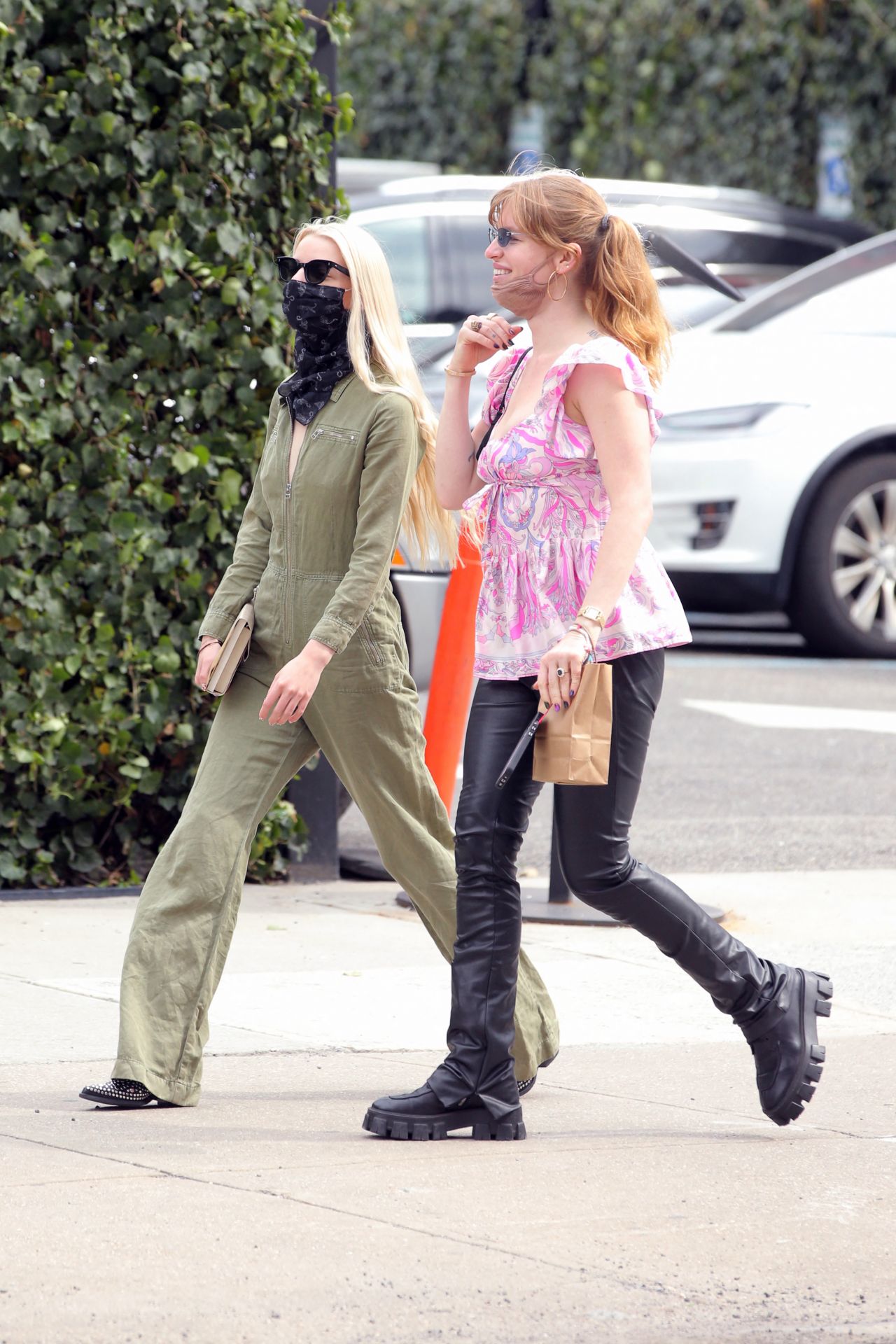 Anya Taylor-Joy và Ivy Getty street style