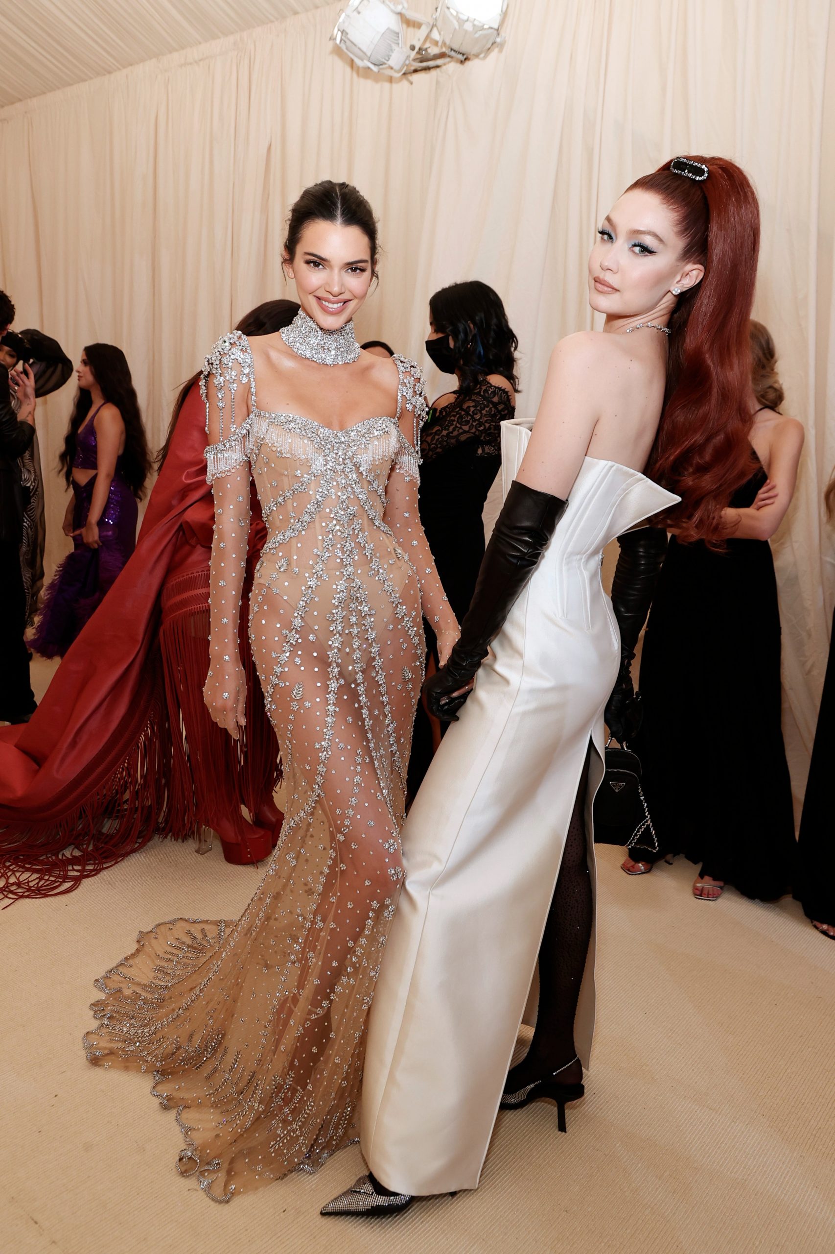 thời trang Kendall Jenner Gigi Hadid Met Gala 2020