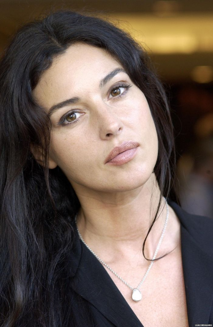 Monica Bellucci năm 2001.