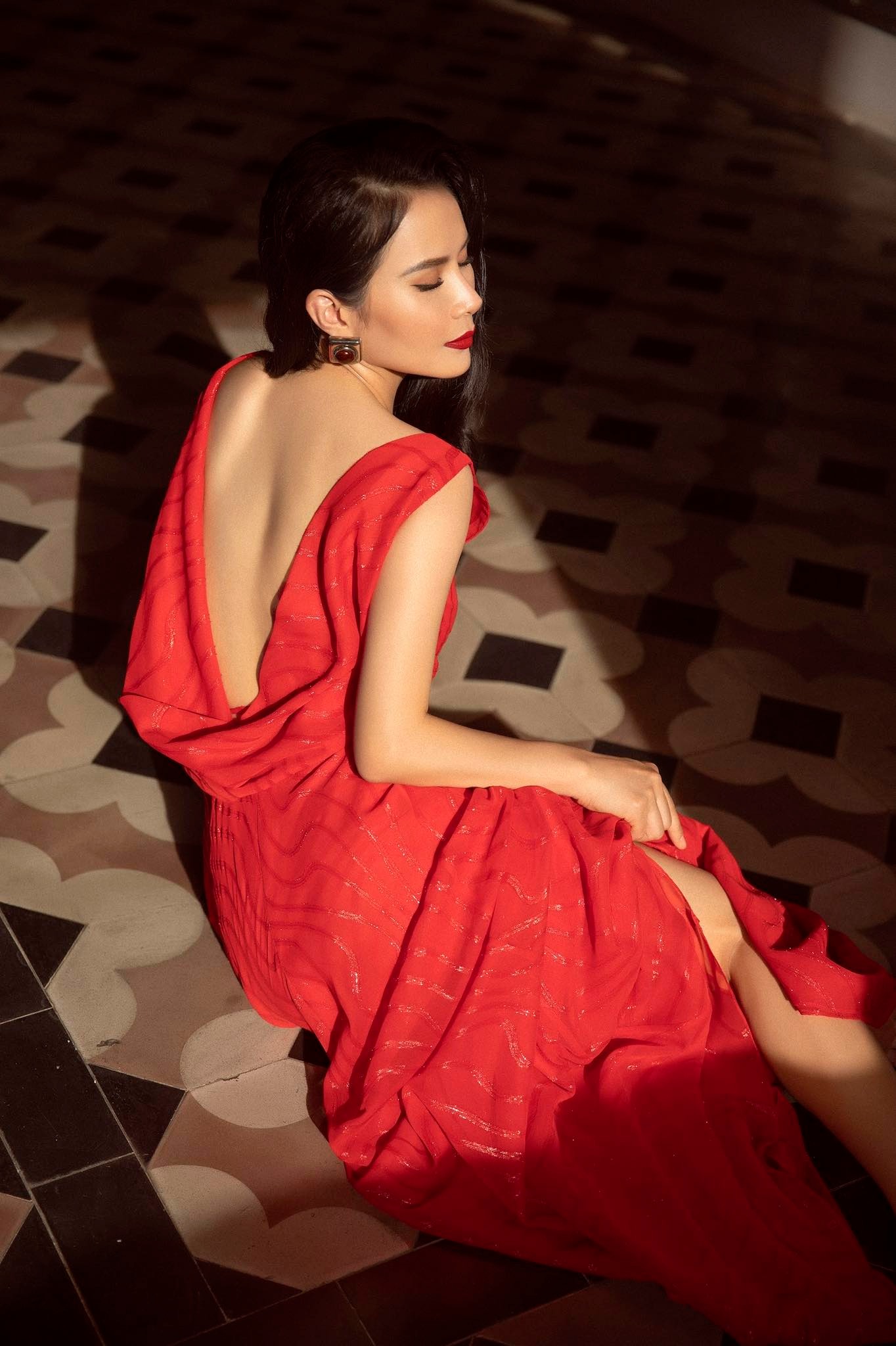 nữ ca sĩ Thành Lê mặc váy đỏ