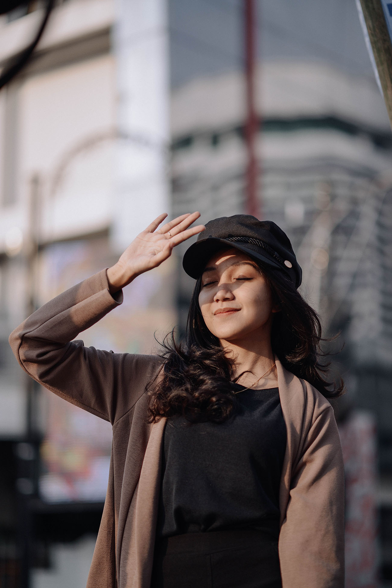 cung hoàng đạo cô gái che mắt đội mũ đen Pexels / Arya Reddejavu