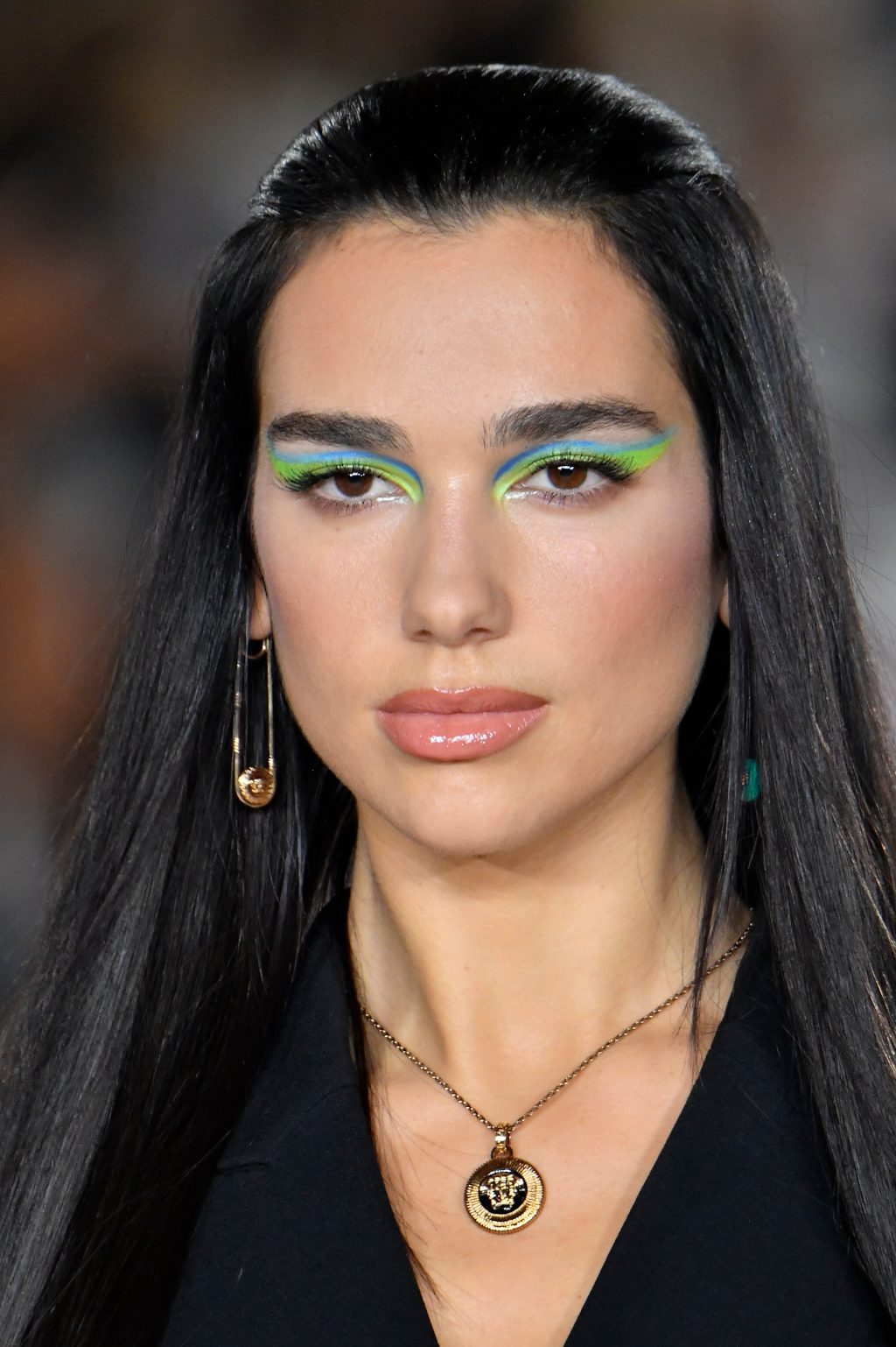 Phong cách mắt mèo với những lớp màu neon trong show diễn của Versace.