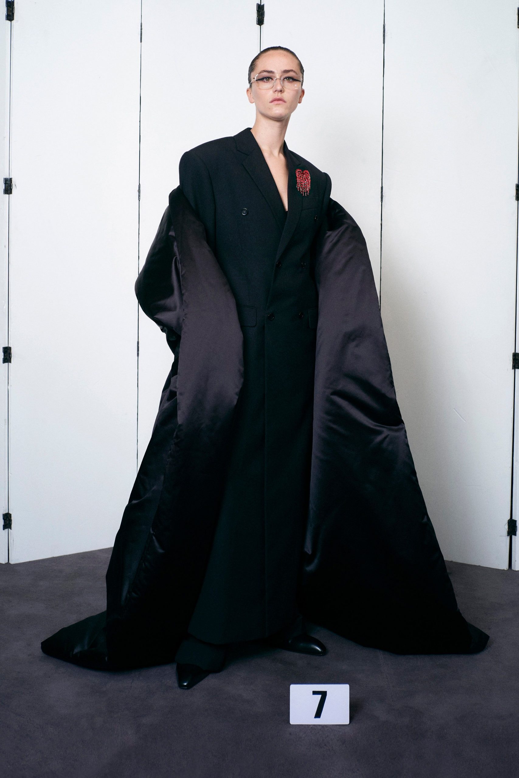Ella Emhoff trình diễn BST Balenciaga Couture 2021