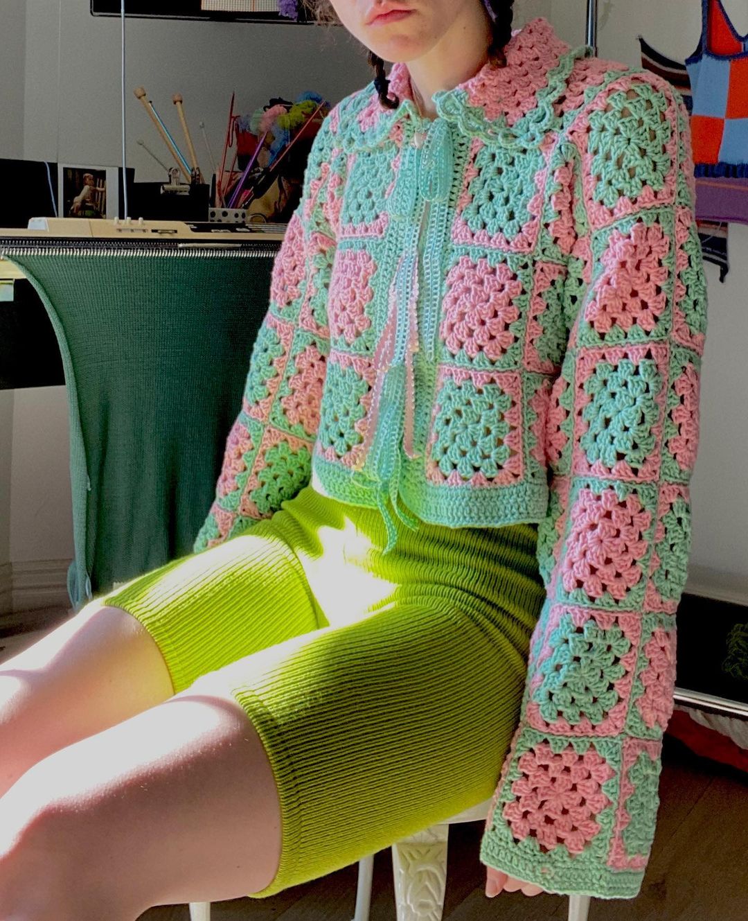 áo cardigan crochet và quần xanh lá cây