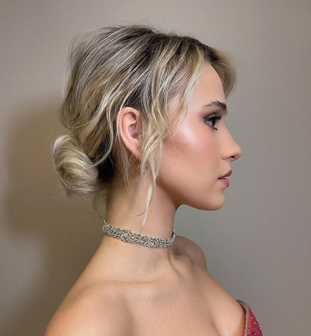 Tóc búi Chignon tạo vẻ ngoài hoàn hảo trong đêm Giáng Sinh.