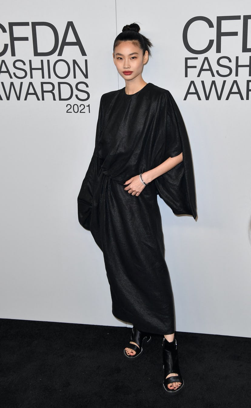  váy Grecian đen xếp nếp của Louis Vuitton