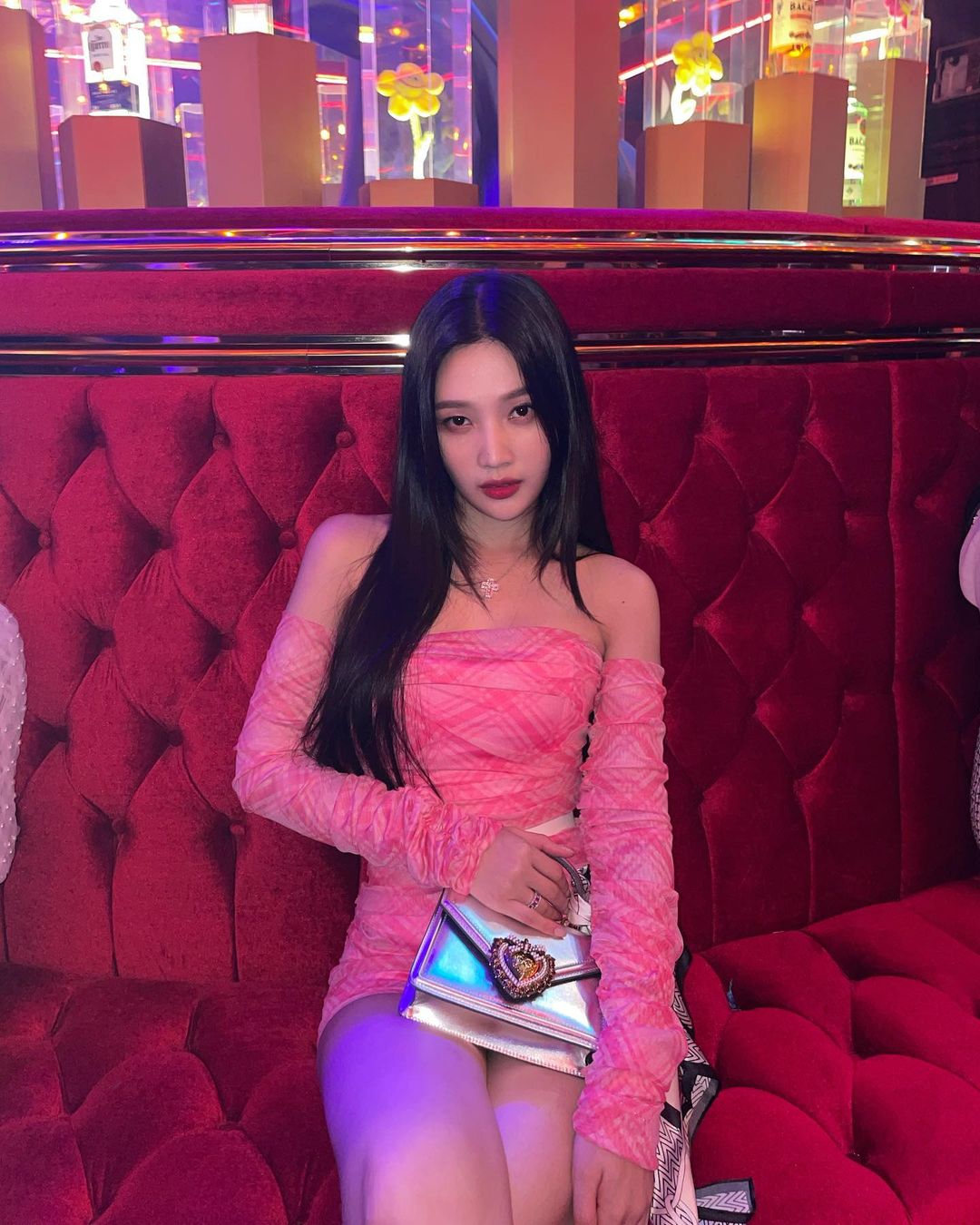 Joy mặc váy mini màu hồng