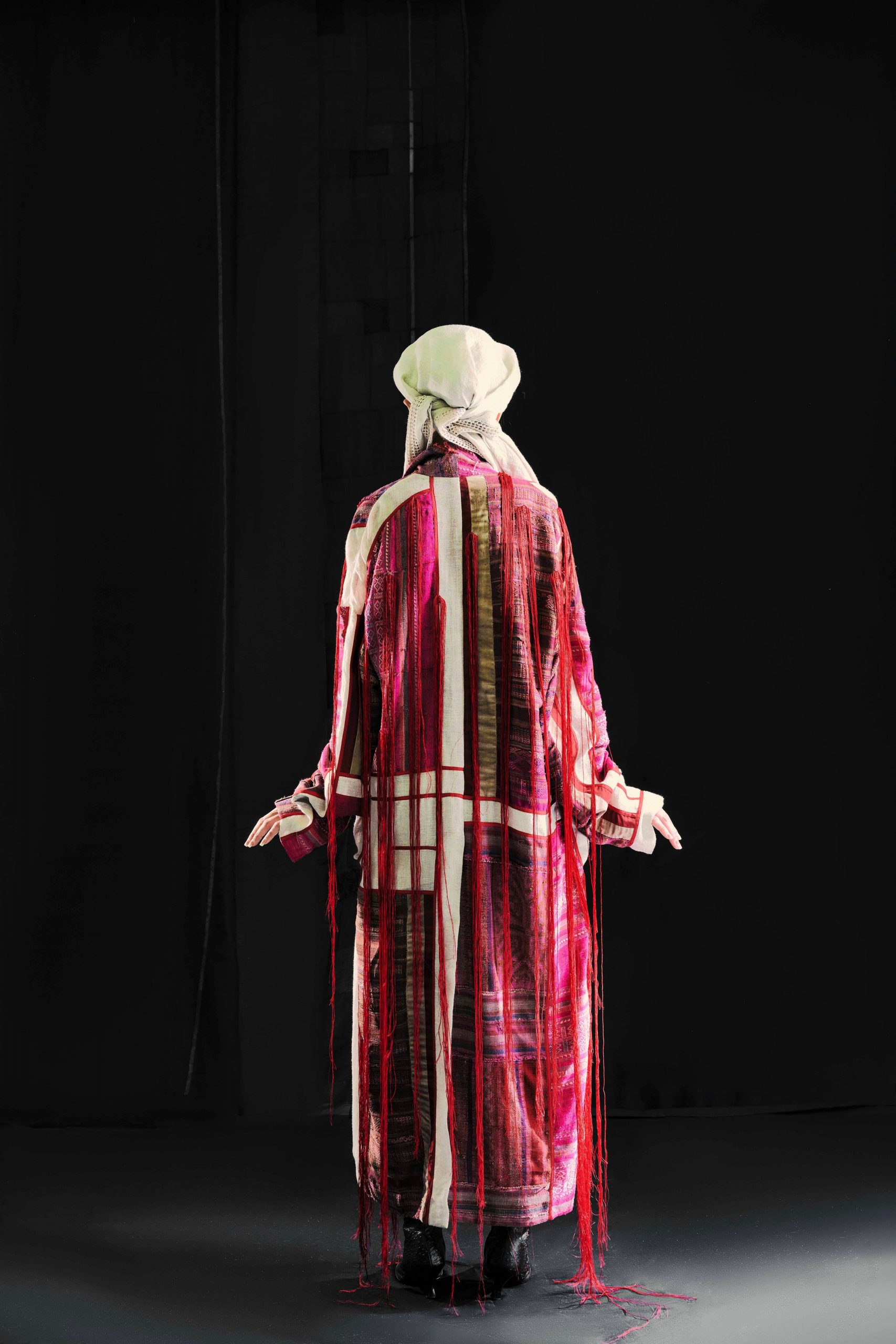 trang phục Nguyễn Hoàng Tú lấy cảm hứng từ đồ truyền thống