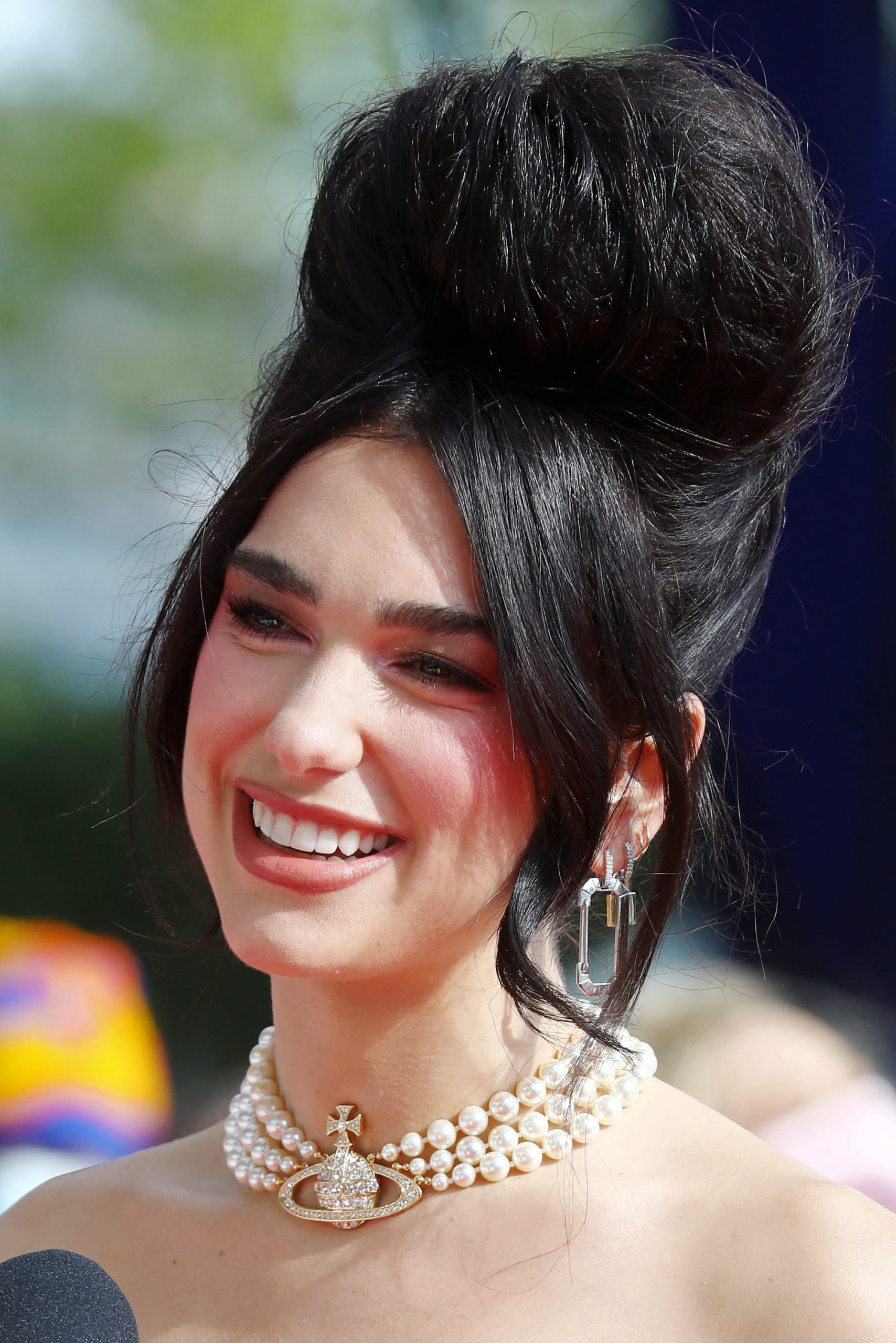 dua lipa đeo choker ngọc trai