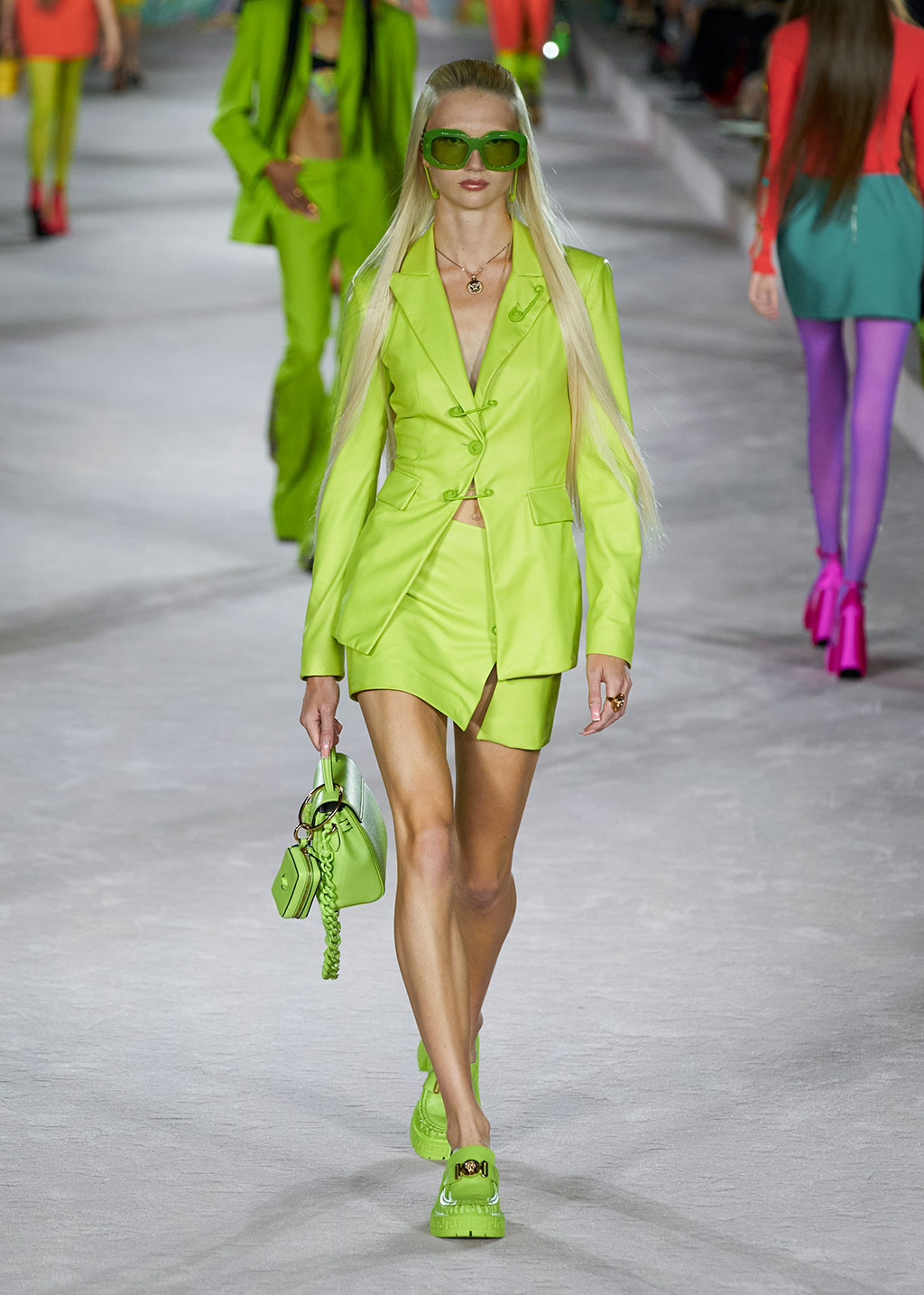 lime green trên sàn diễn xuân hè 2022 của versace