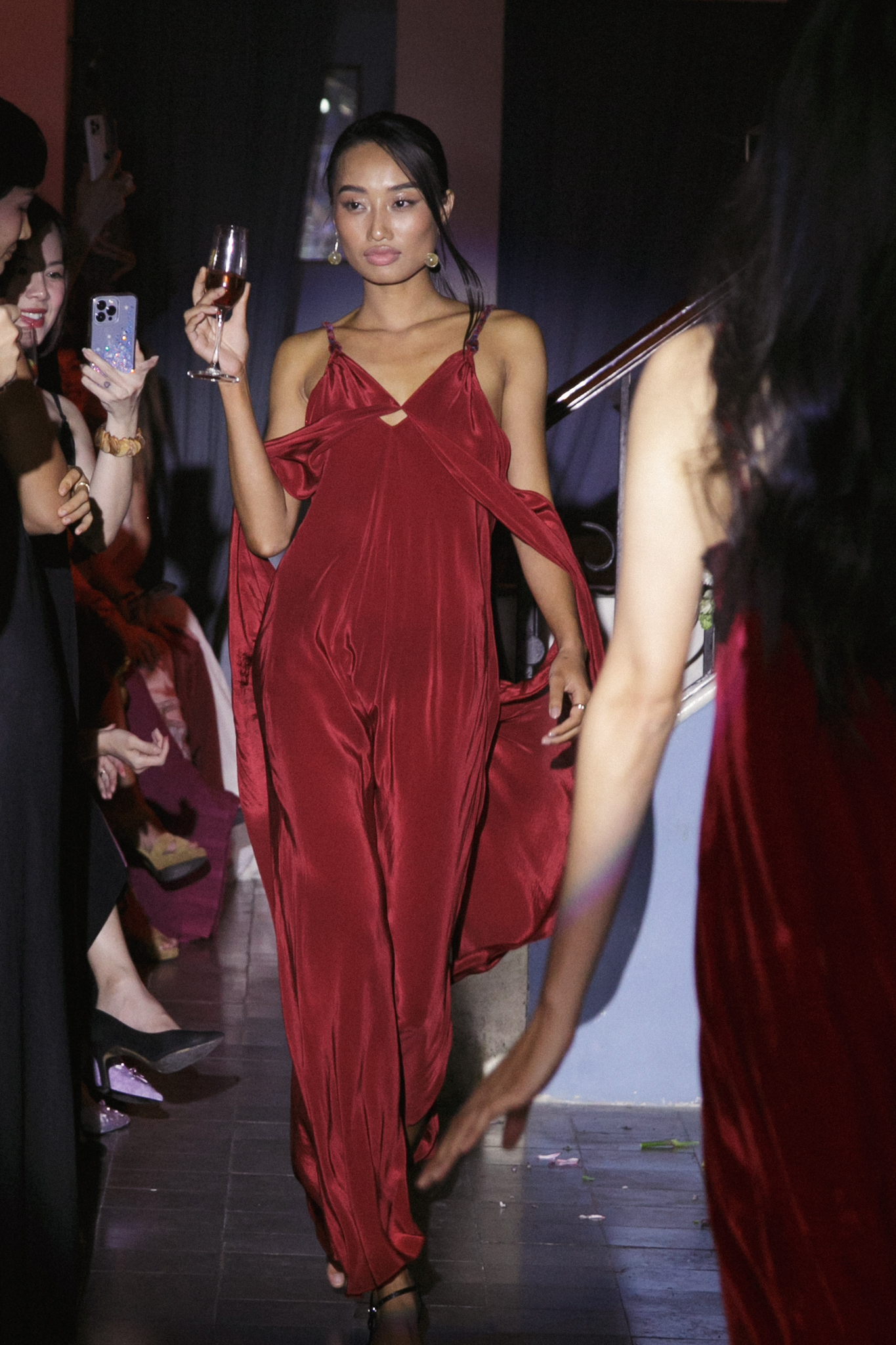 thiết kế váy đỏ rượu của Li Lam