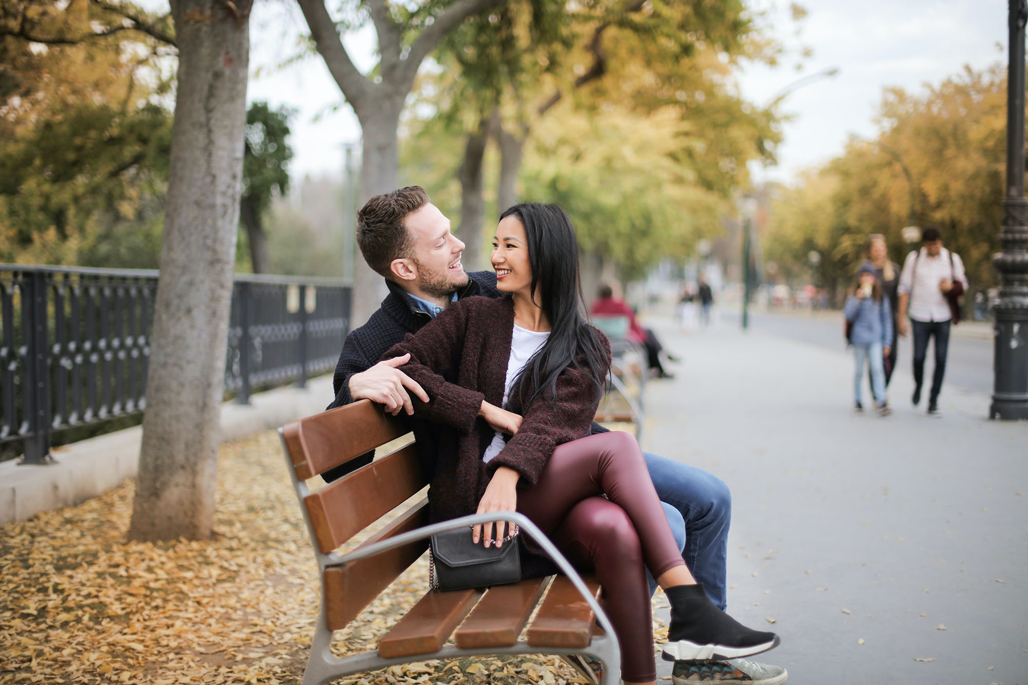cảm xúc mối quan hệ cặp đôi ngồi ở ghế trong công viên Pexels / Andrea Piacquadio