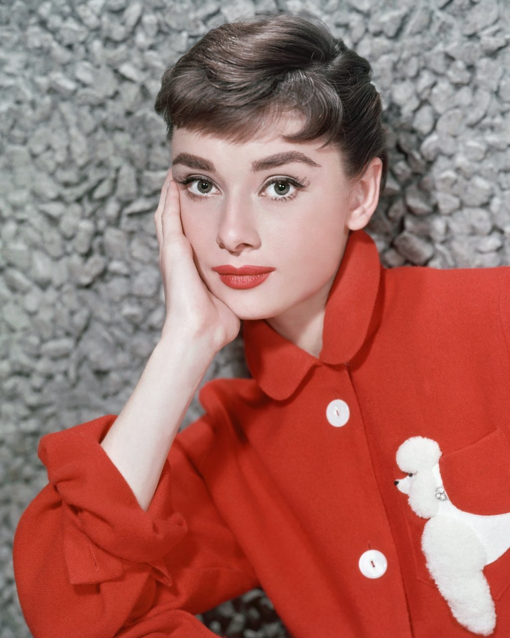 Mỹ nhân Hollywood trong bộ phim Sabrina, xuất hiện với mái tóc ngắn trẻ trung. 