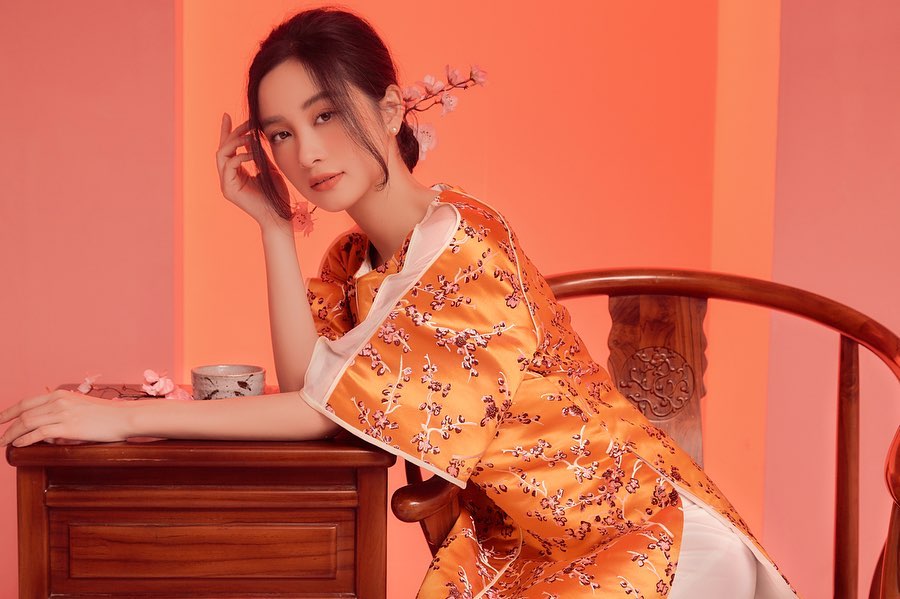 Jun Vũ dịu trang với lối trang điểm tự nhiên phối cùng tà áo dài truyền thống.