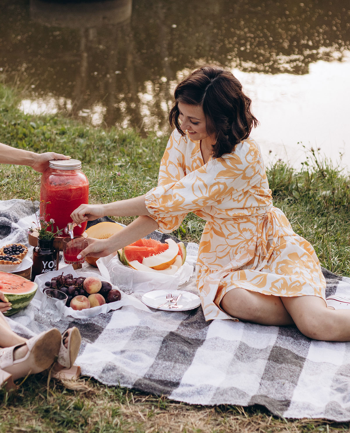 chế độ ăn cô gái đi picnic Unsplash / Julia Ivanina 