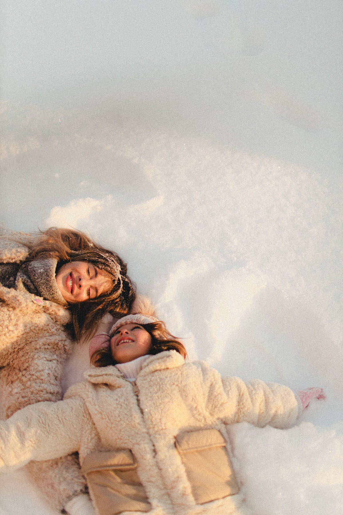 người nhạy cảm hai cô gái nằm trên tuyết Pexels / юлия горбачёва