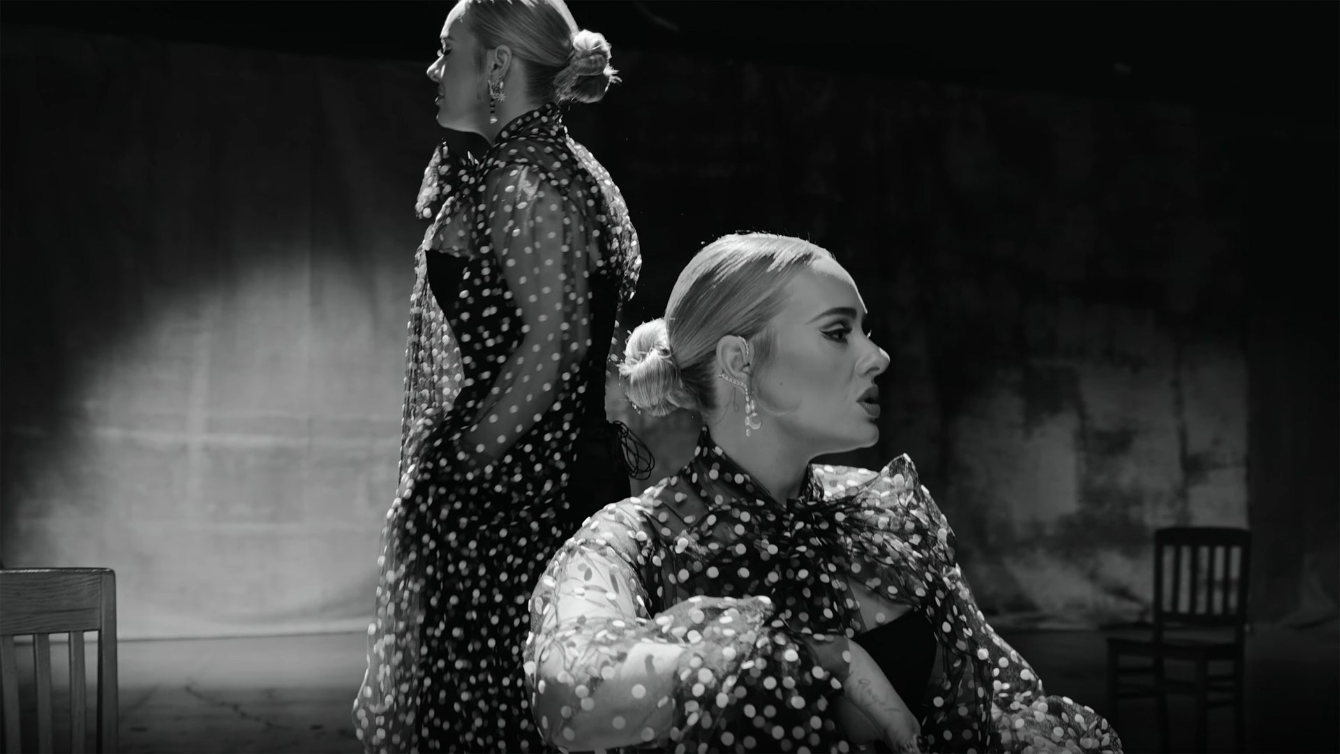 omg harris reed - Adele và những thiết kế Haute Couture “sắc bén” trong MV Oh My God