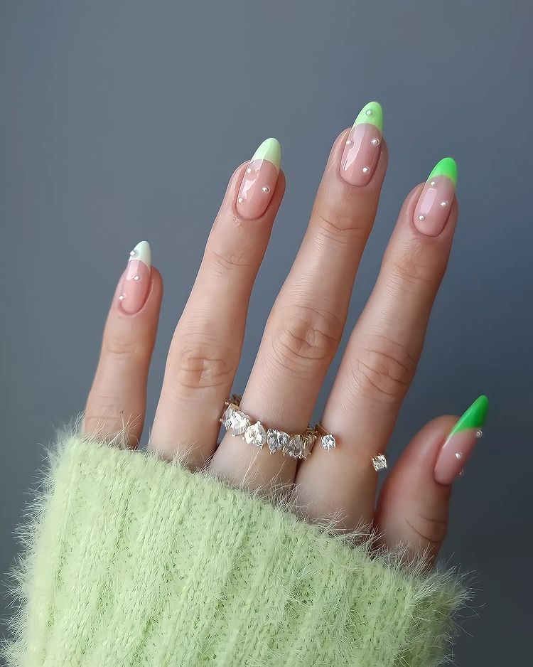 Biến tấu nail Pháp theo hướng trẻ trung hơn