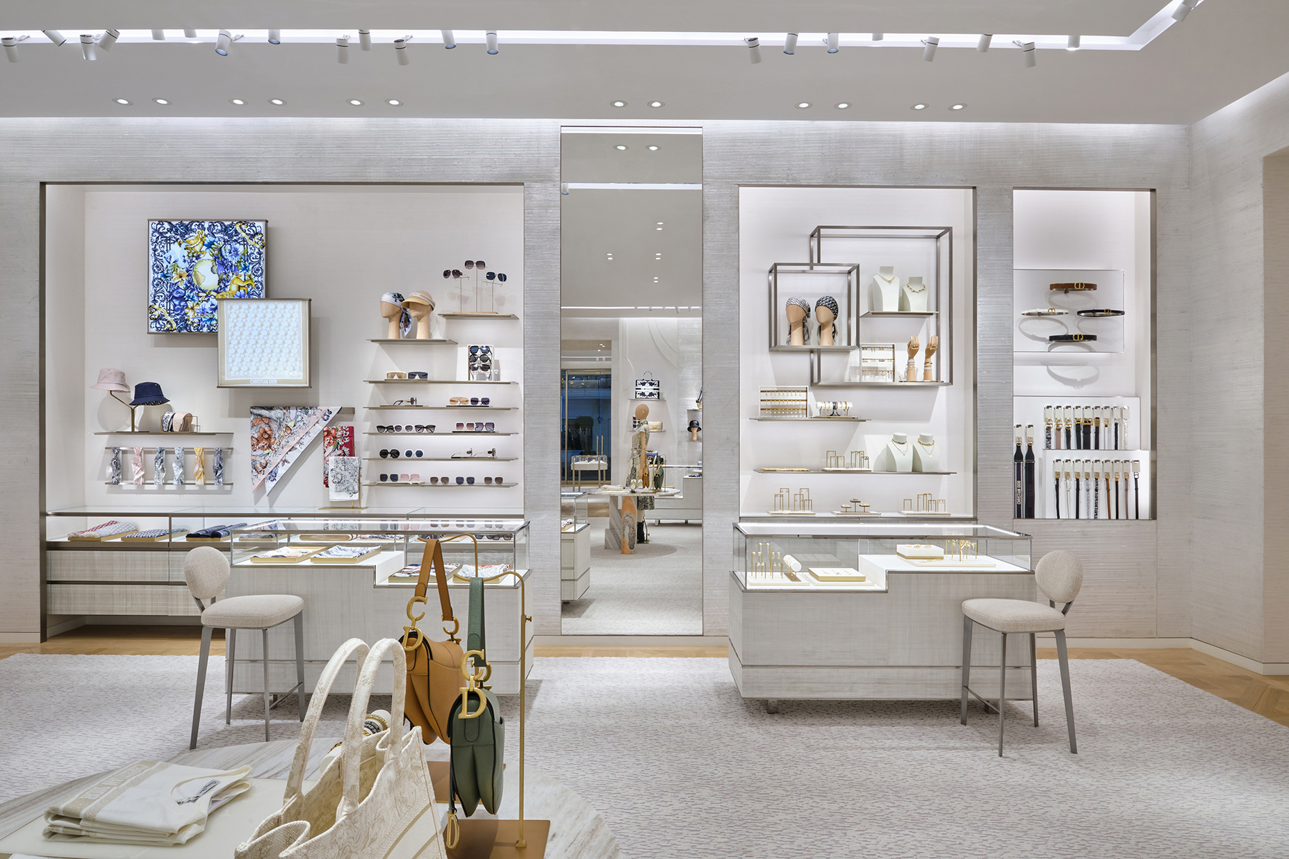 dior union square HCMC 029 - Cửa hàng Dior mới ở giữa lòng Sài Gòn, cơ hội trải nghiệm mua sắm trong không gian nghệ thuật