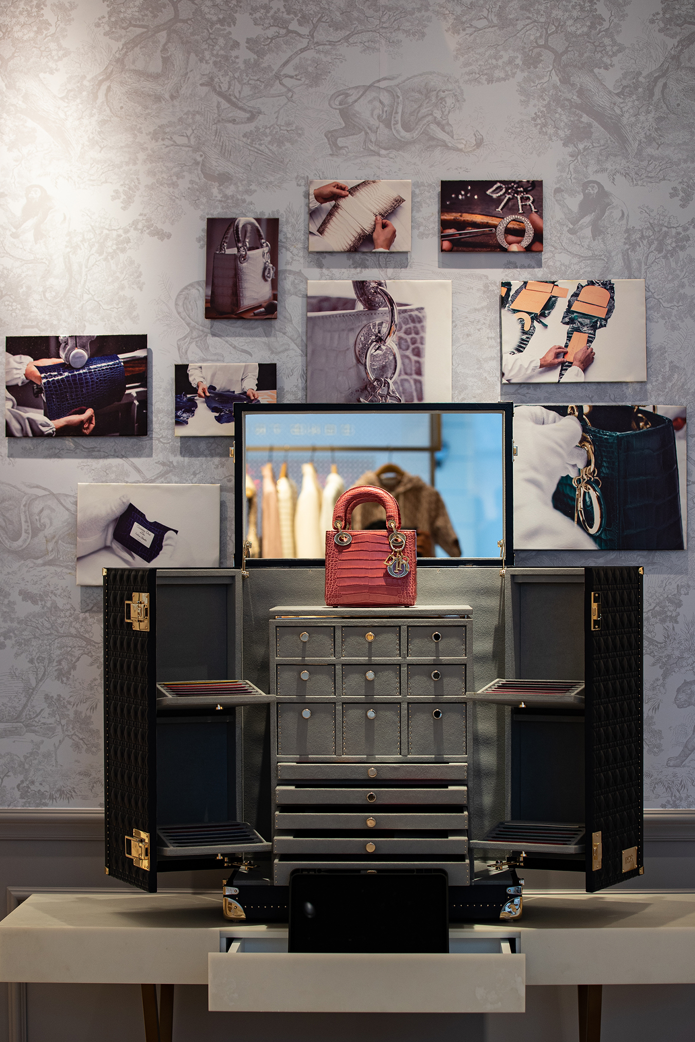 union square BO 7305 - Cửa hàng Dior mới ở giữa lòng Sài Gòn, cơ hội trải nghiệm mua sắm trong không gian nghệ thuật