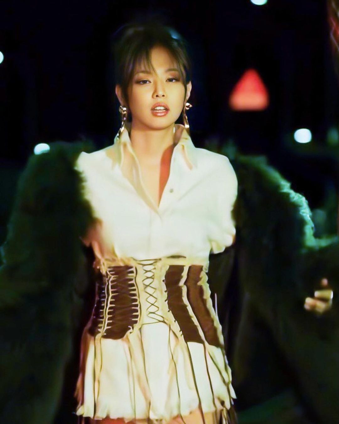 7 lần Taeyeon, BLACKPINK và aespa lộng lẫy trong những thiết kế thời trang mang quốc tịch Việt Nam corset - 7 lần Taeyeon, BLACKPINK và aespa lộng lẫy trong những thiết kế thời trang mang quốc tịch Việt Nam