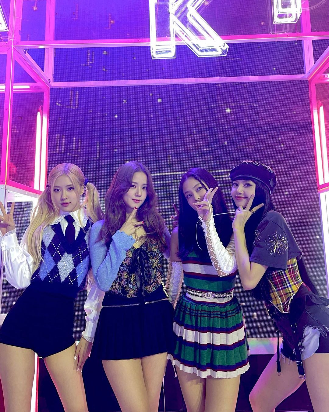 7 lần Taeyeon, BLACKPINK và aespa lộng lẫy trong những thiết kế thời trang mang quốc tịch Việt Nam gang tay fanci - 7 lần Taeyeon, BLACKPINK và aespa lộng lẫy trong những thiết kế thời trang mang quốc tịch Việt Nam