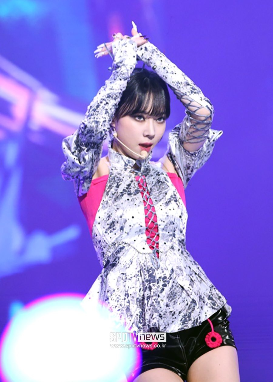 7 lần Taeyeon, BLACKPINK và aespa lộng lẫy trong những thiết kế thời trang mang quốc tịch Việt Nam aespa winter mac local brand viet - 7 lần Taeyeon, BLACKPINK và aespa lộng lẫy trong những thiết kế thời trang mang quốc tịch Việt Nam
