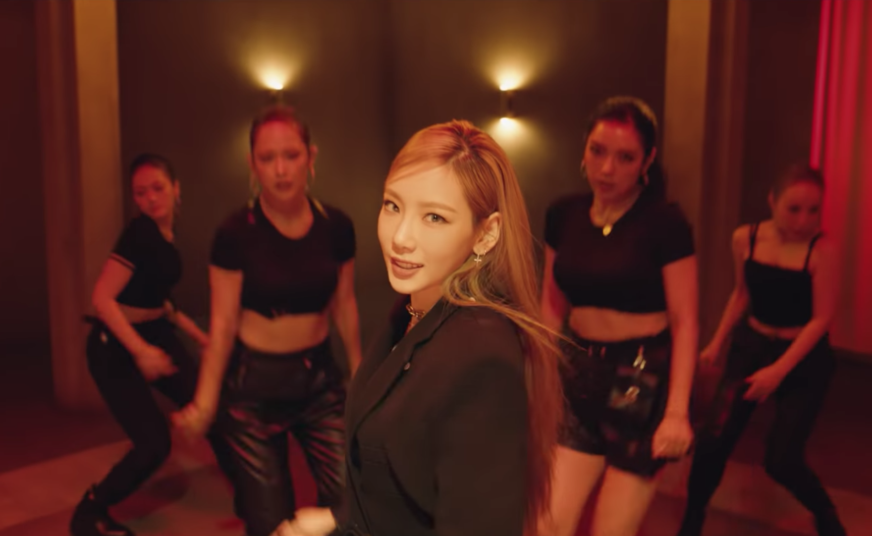 7 lần Taeyeon, BLACKPINK và aespa lộng lẫy trong những thiết kế thời trang mang quốc tịch Việt Nam thoi trang mv spark - 7 lần Taeyeon, BLACKPINK và aespa lộng lẫy trong những thiết kế thời trang mang quốc tịch Việt Nam