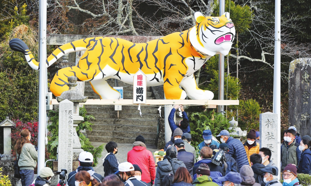 Tượng hổ được đặt tại cổng đền Tatsumizu ở thành phố Tsu, Nhật Bản để chào đón du khách trước thềm năm mới 2022.