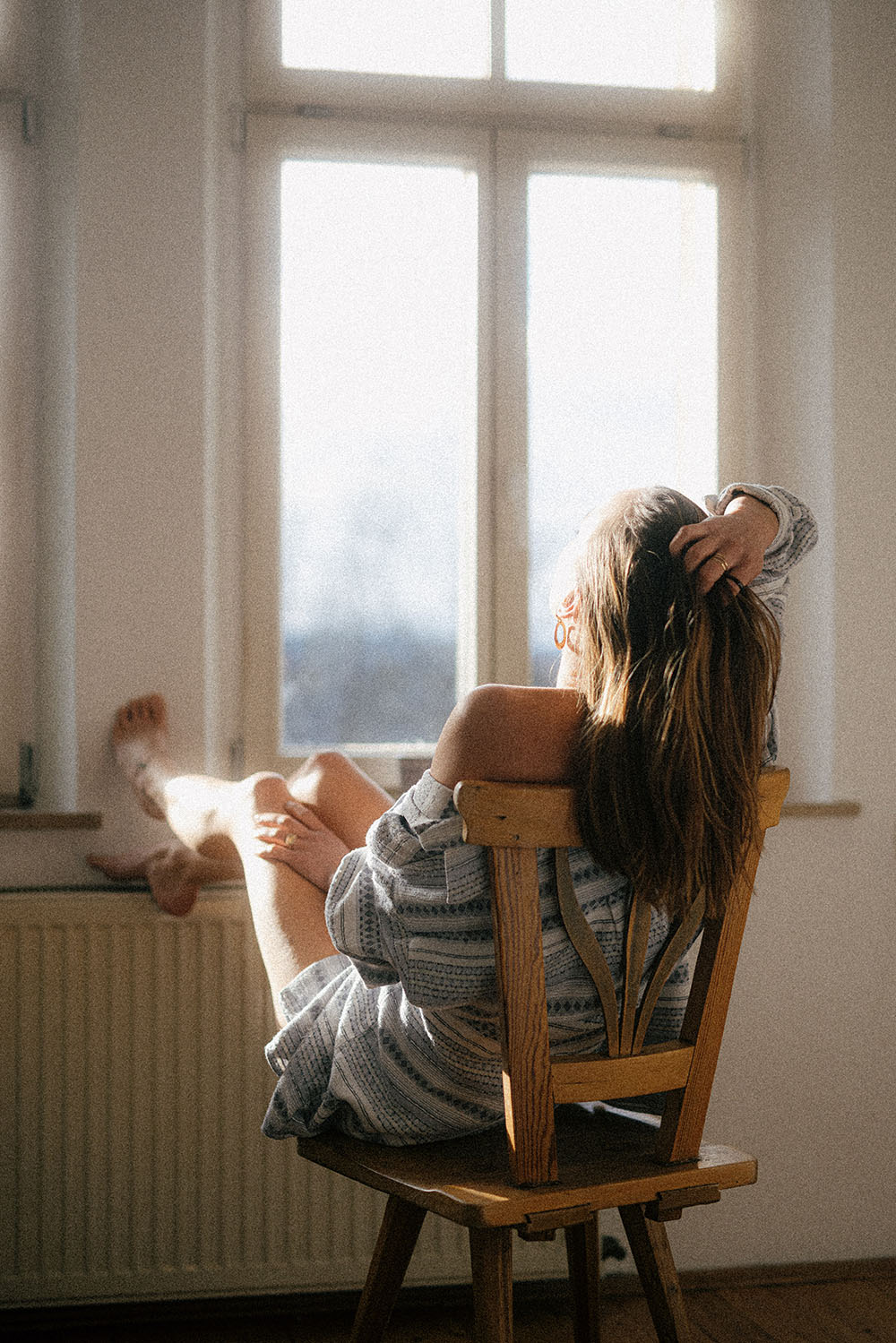 thói quen ngủ cô gái bên cửa sổ Unsplash / Adrian Infernus