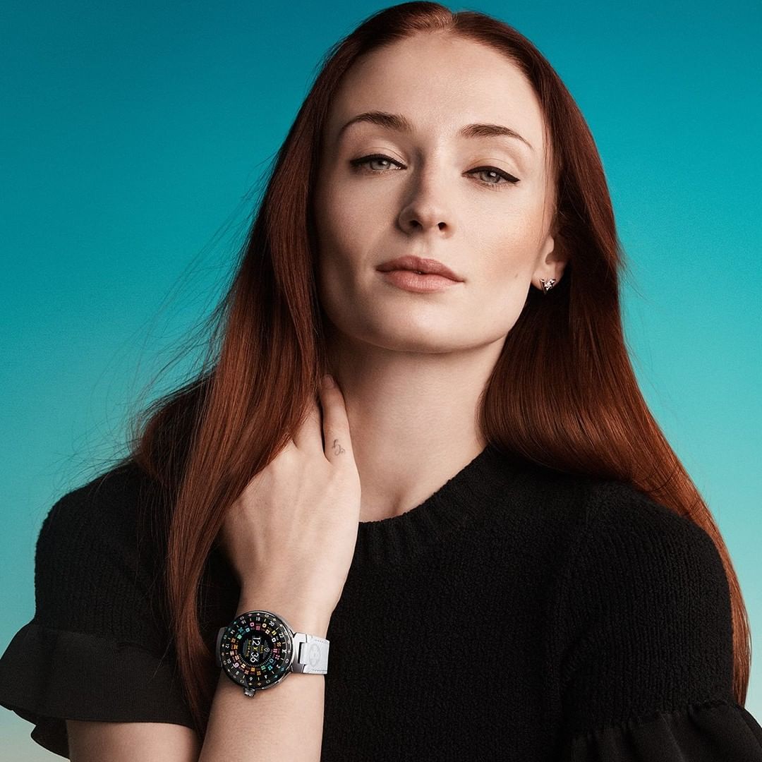 sophie turner đeo đồng hồ louis vuitton