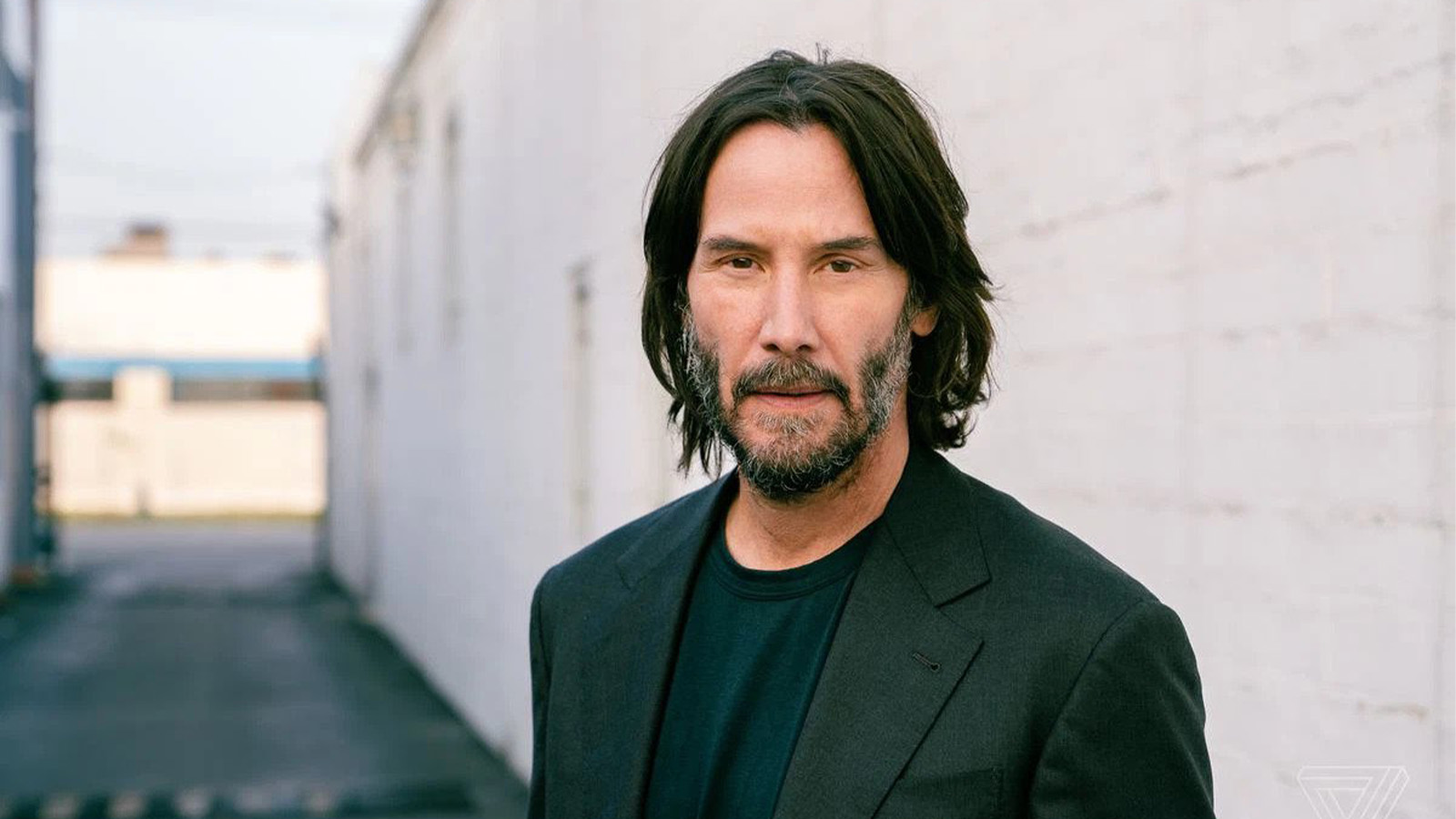 Keanu Reeves mặc áo vest đen