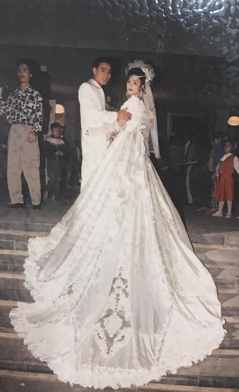 dam cuoi 1994 source fb hanh my bui - 200 năm áo cưới Việt Nam: Từ Nhật Bình đến chiếc sơmi thời bom đạn và váy cưới Tây phương