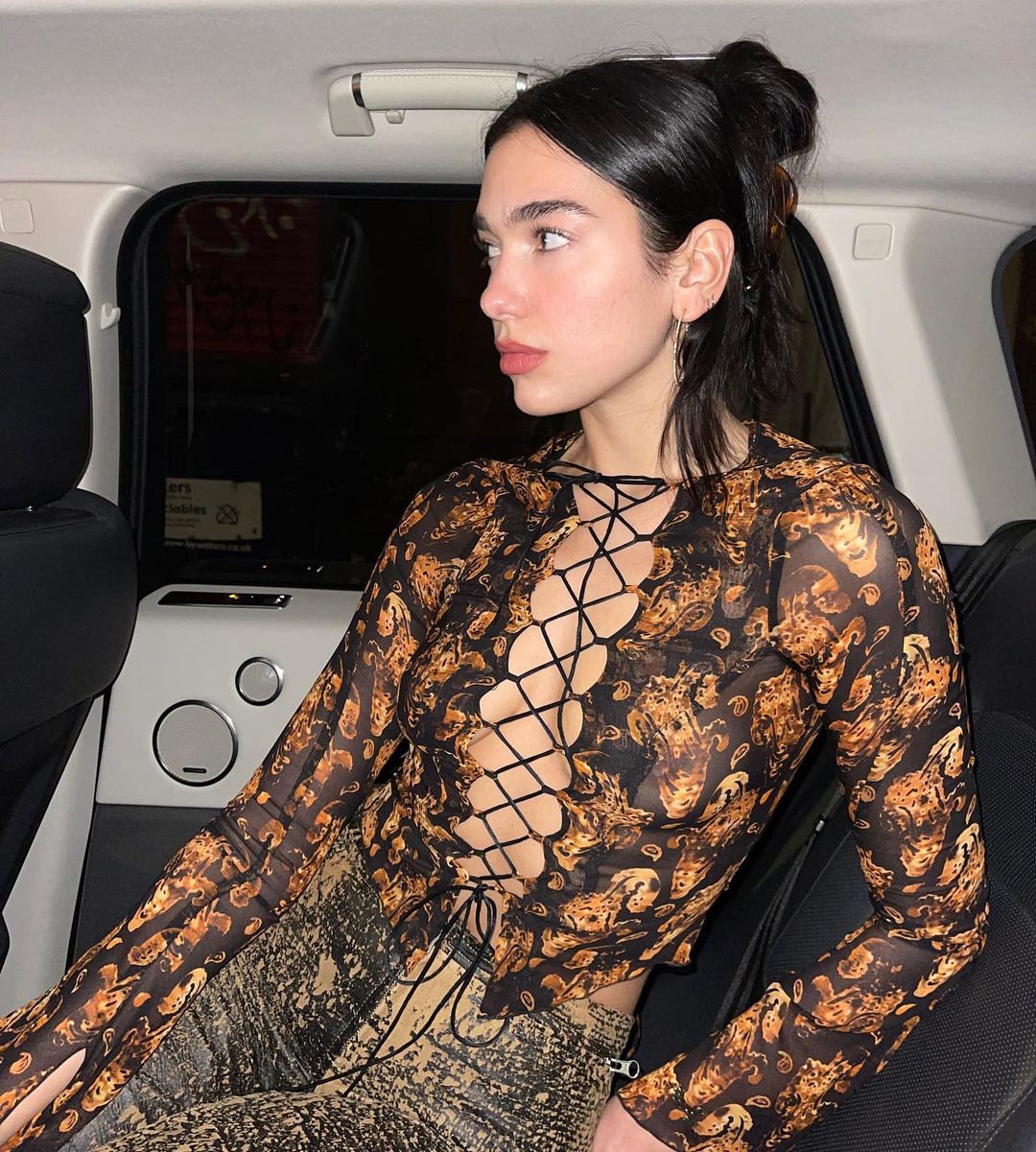 Dua Lipa phong cách Y2K