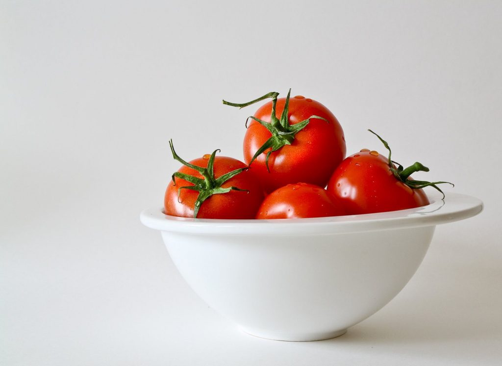 Nguyên liệu cà chua có tác dụng làm sáng da và trị thâm hữu hiệu.
