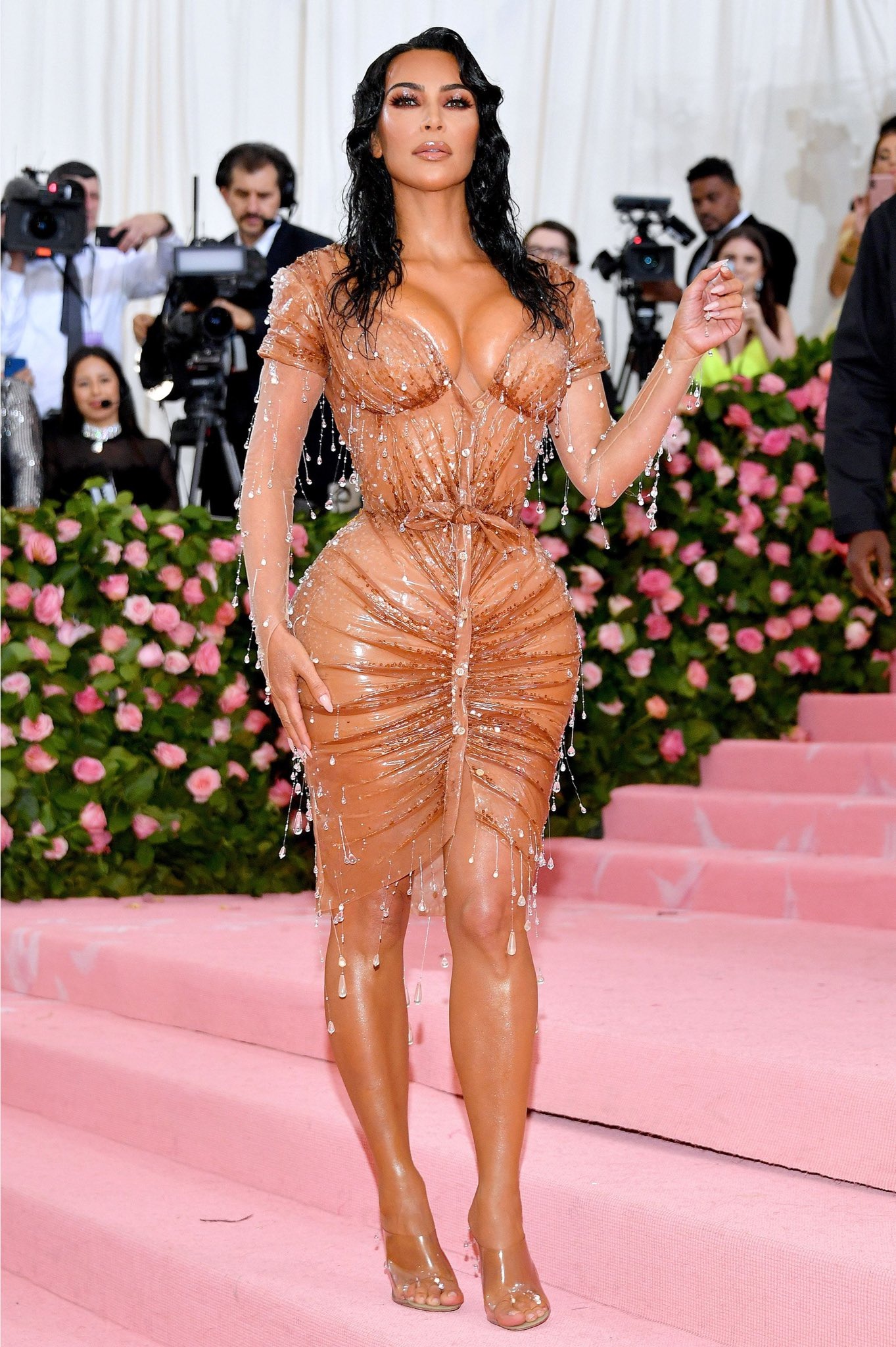 Kim Kardashian mặc váy wet look