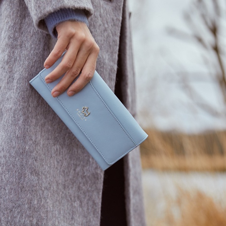 ví cầm tay màu xanh dương