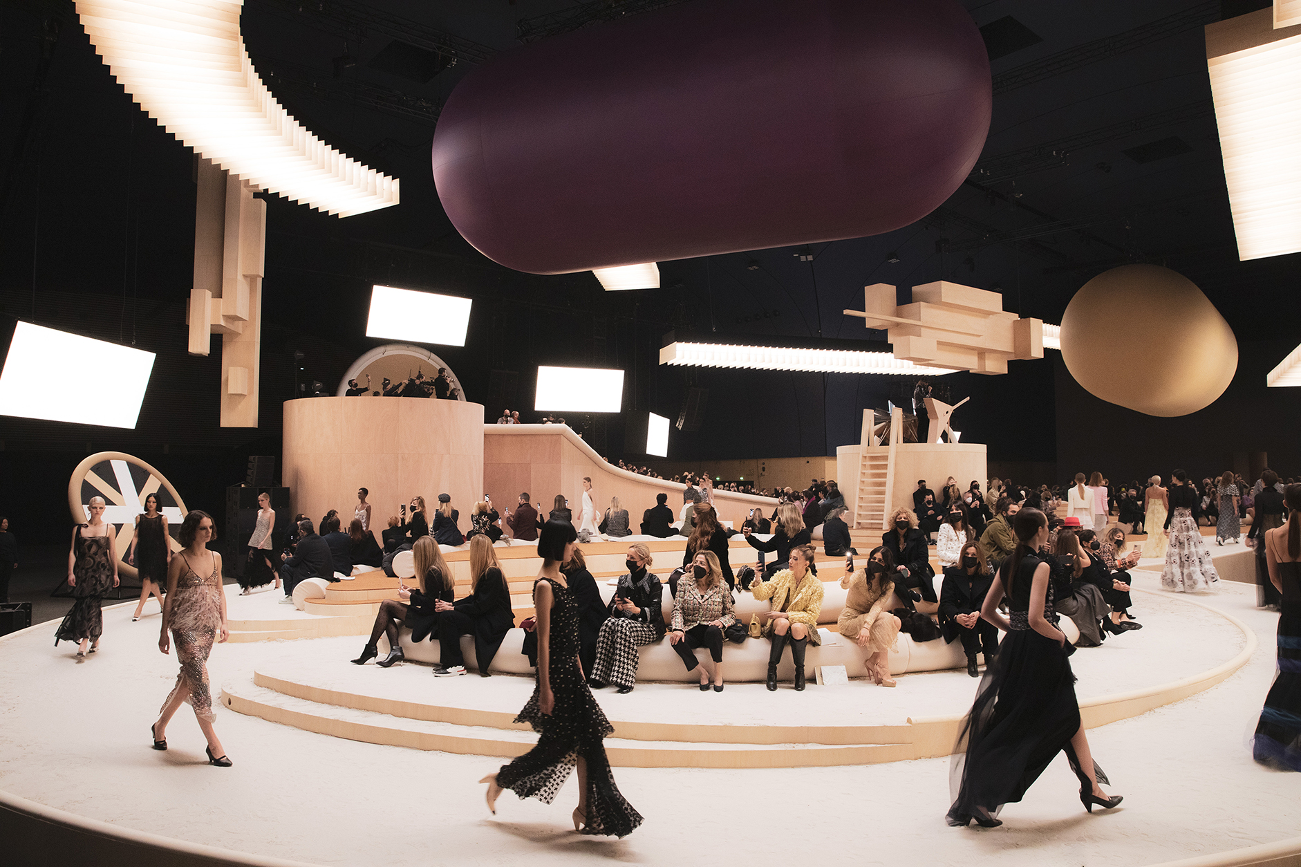 07 SS 2022 HC show Finale pictures Copyright CHANEL 7 - CHANEL Haute Couture Xuân-Hè 2022: Công chúa Monaco cưỡi ngựa trên sàn diễn