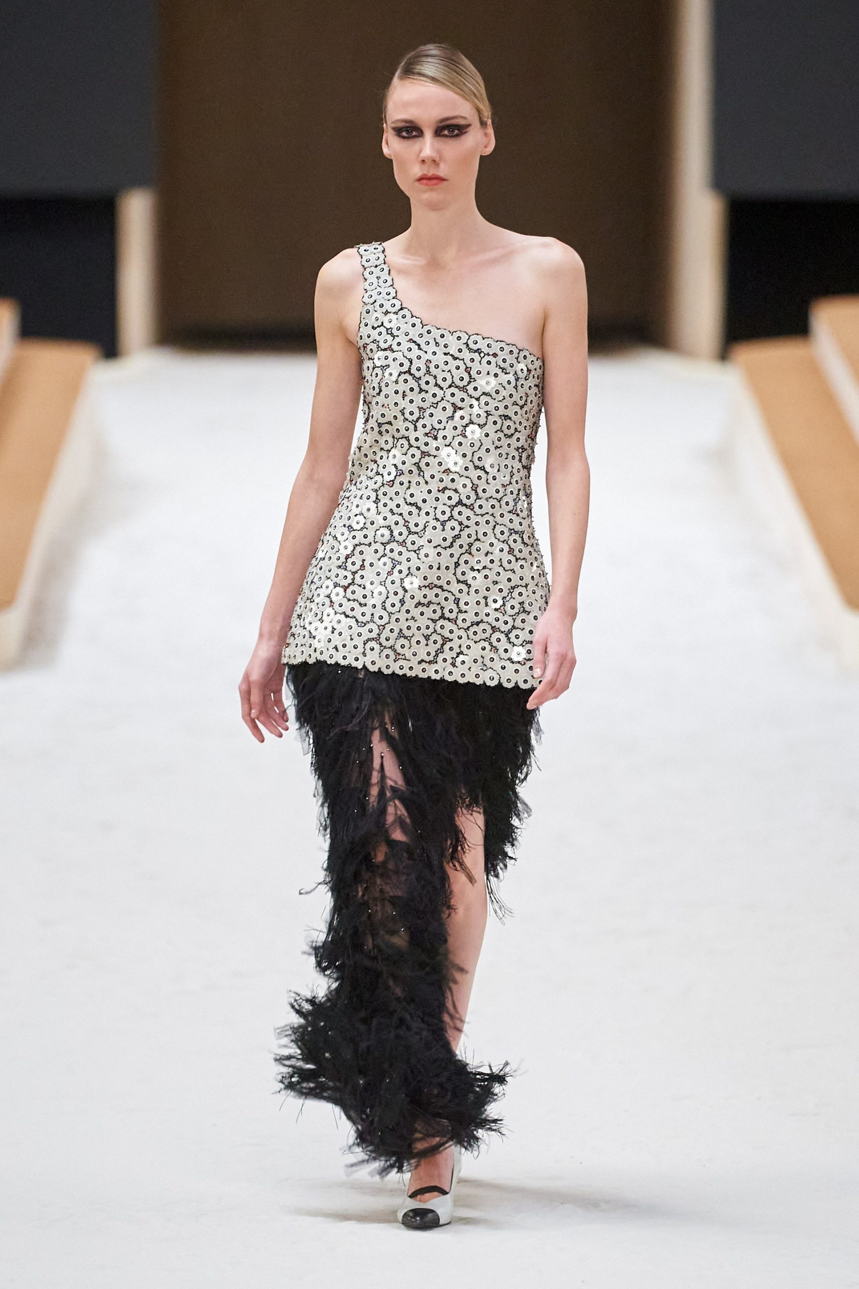 38 cc Couture Spring 22 credit gorunway scaled - CHANEL Haute Couture Xuân-Hè 2022: Công chúa Monaco cưỡi ngựa trên sàn diễn