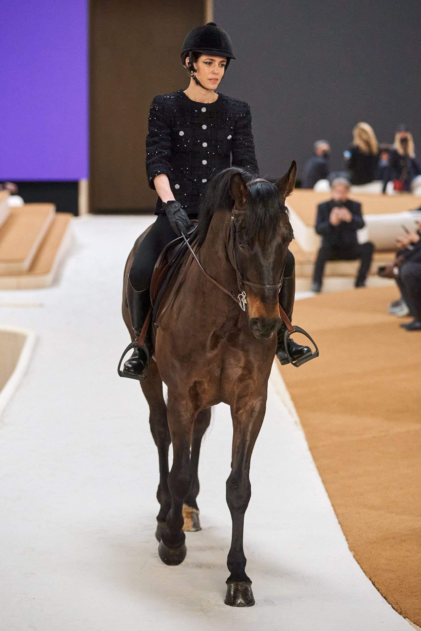 Charlotte Casiraghi cưỡi ngựa trong show Chanel