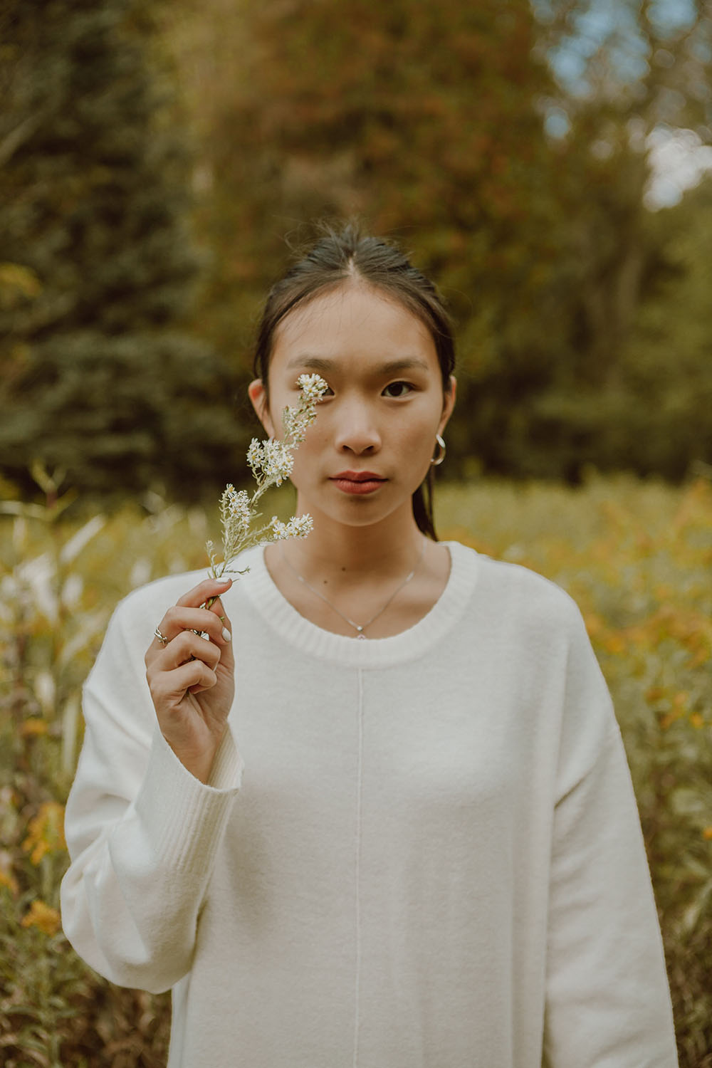 trắc nghiệm cô gái cành hoa áo trắng Jasmin Chew / Unsplash