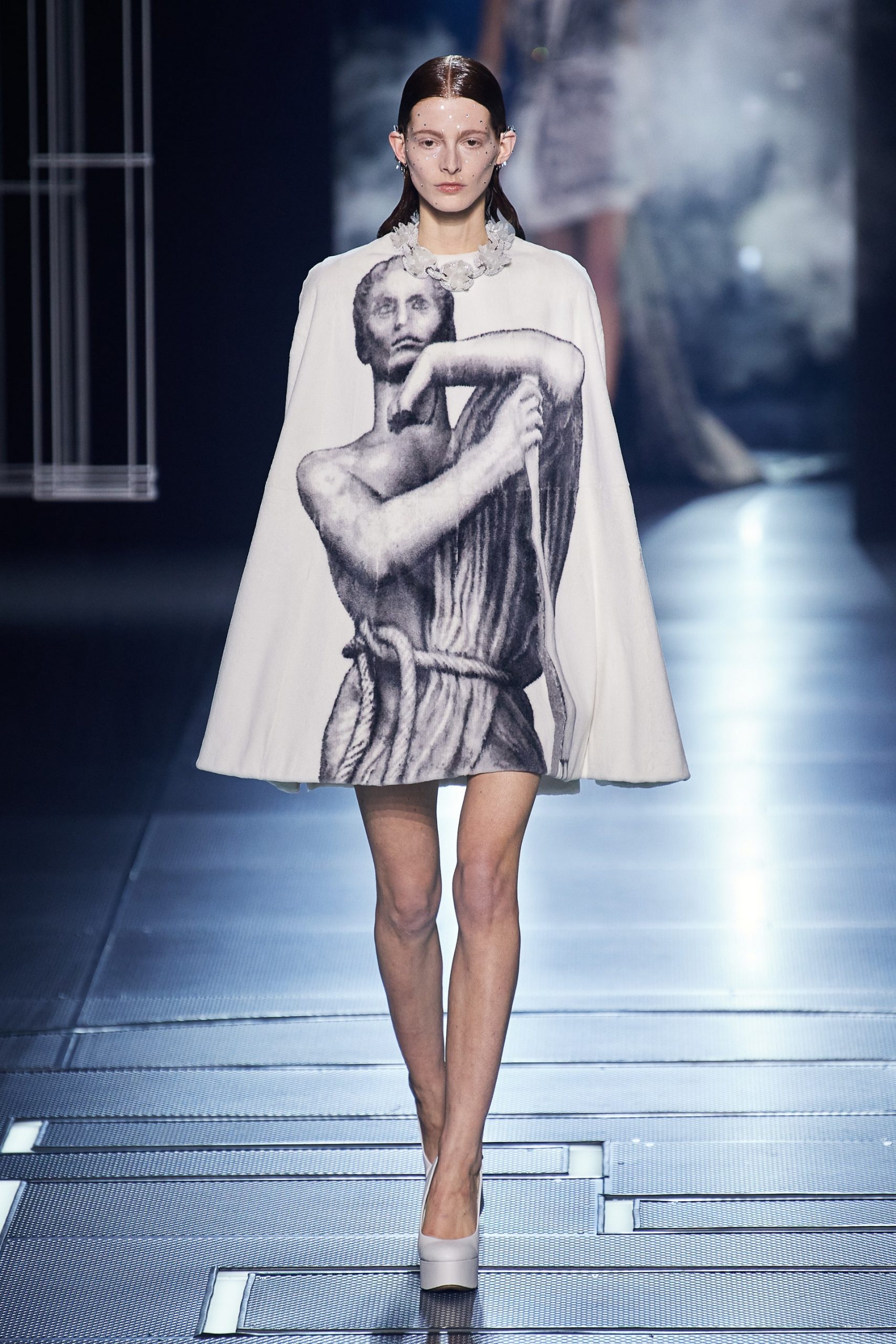 fd haute couture xuan he 2022 look 10 scaled - Fendi Haute Couture Xuân-Hè 2022: Thành phố vĩnh cửu và những tuyệt tác nghệ thuật du hành thời gian