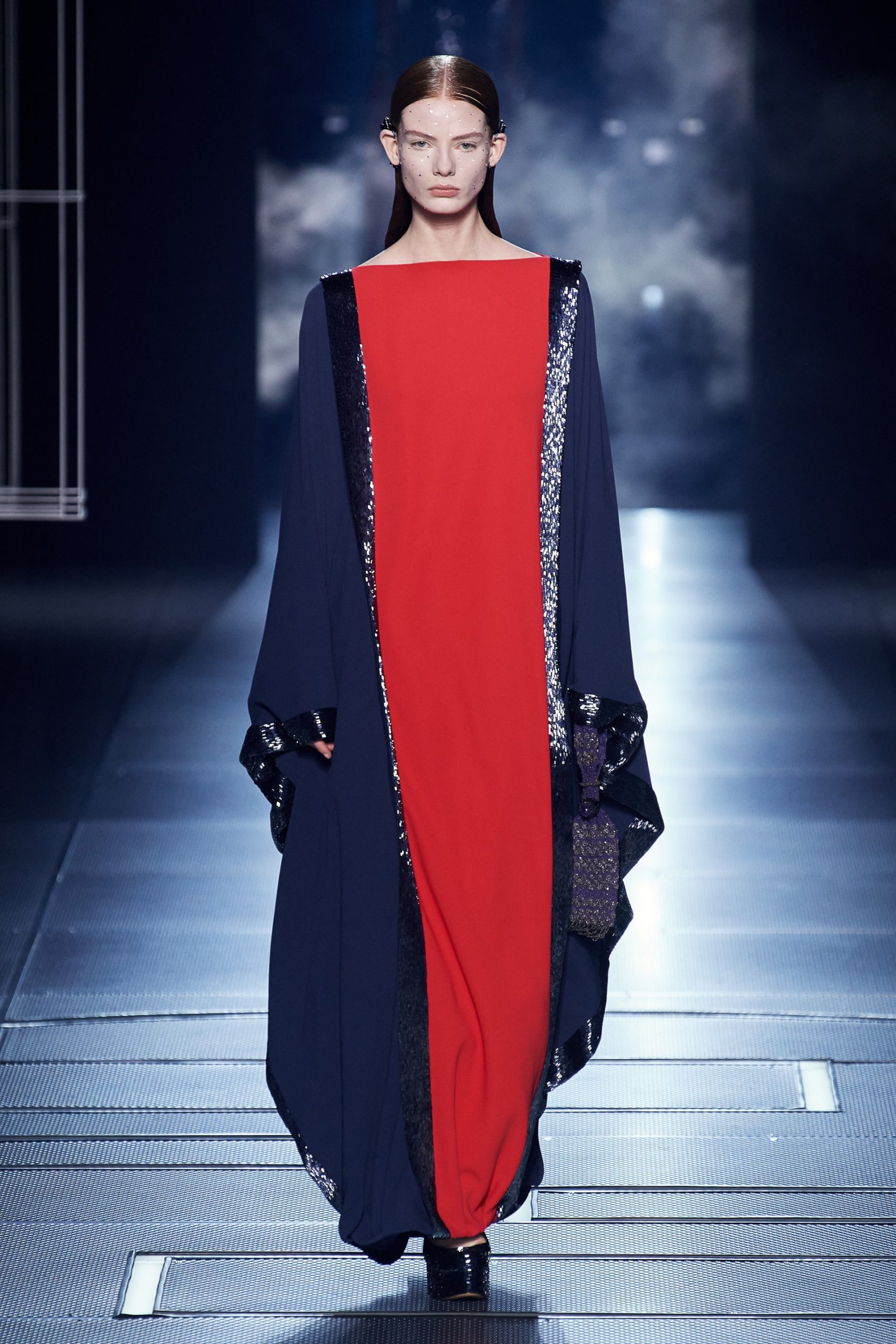 fd haute couture xuan he 2022 look 31 scaled - Fendi Haute Couture Xuân-Hè 2022: Thành phố vĩnh cửu và những tuyệt tác nghệ thuật du hành thời gian