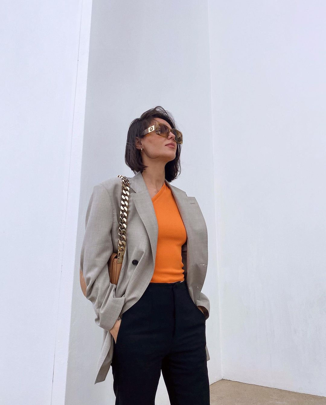 áo lệch vai màu cam phối blazer